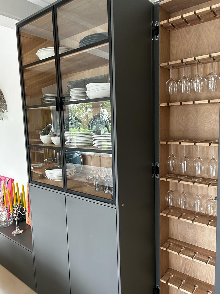 Servieskast met zijdeur voor wijnglazen